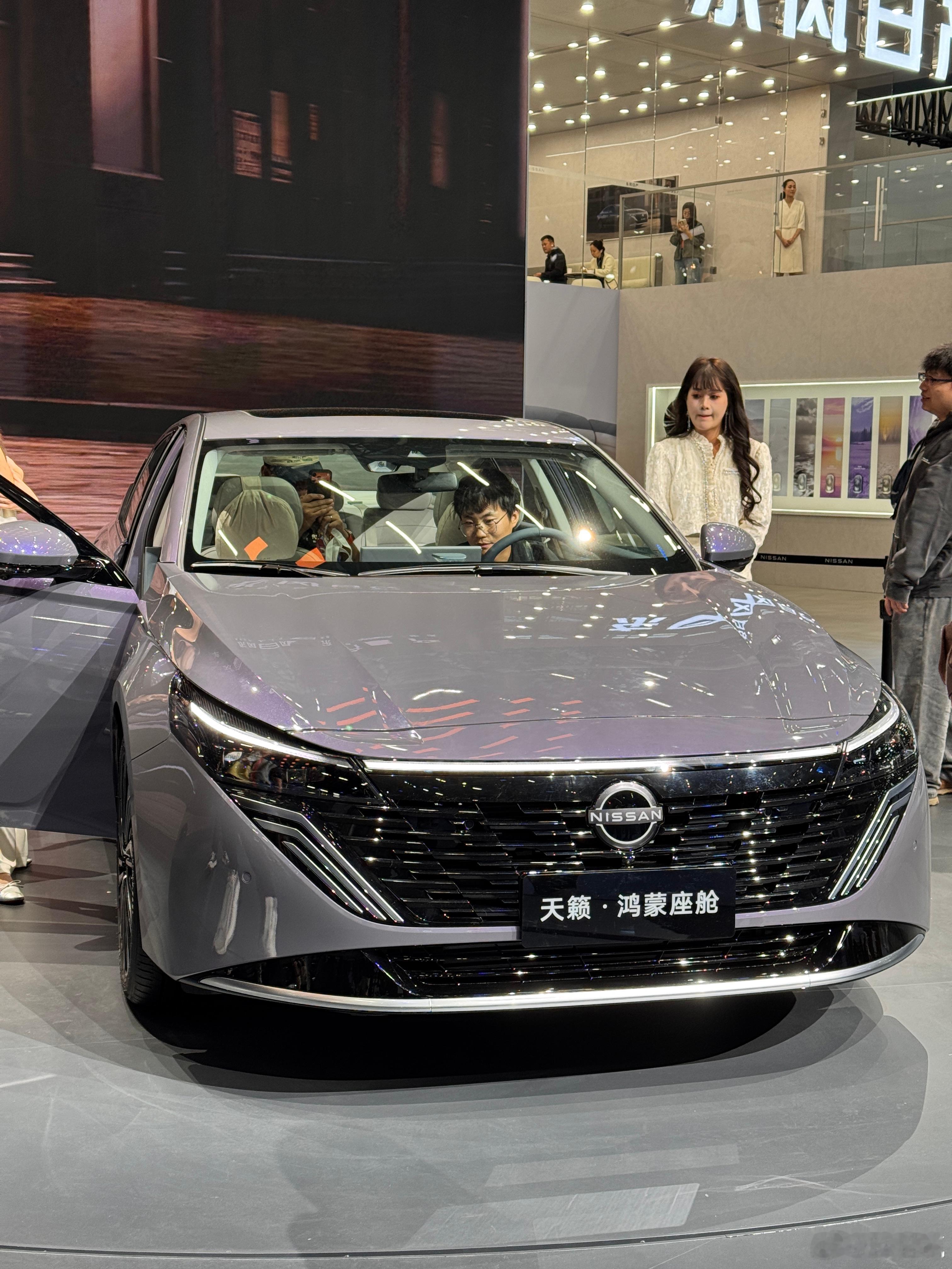 特意跑来看一眼鸿蒙座舱的天籁，果然让人眼前一亮，整体的设计风格年轻了许多。以前总