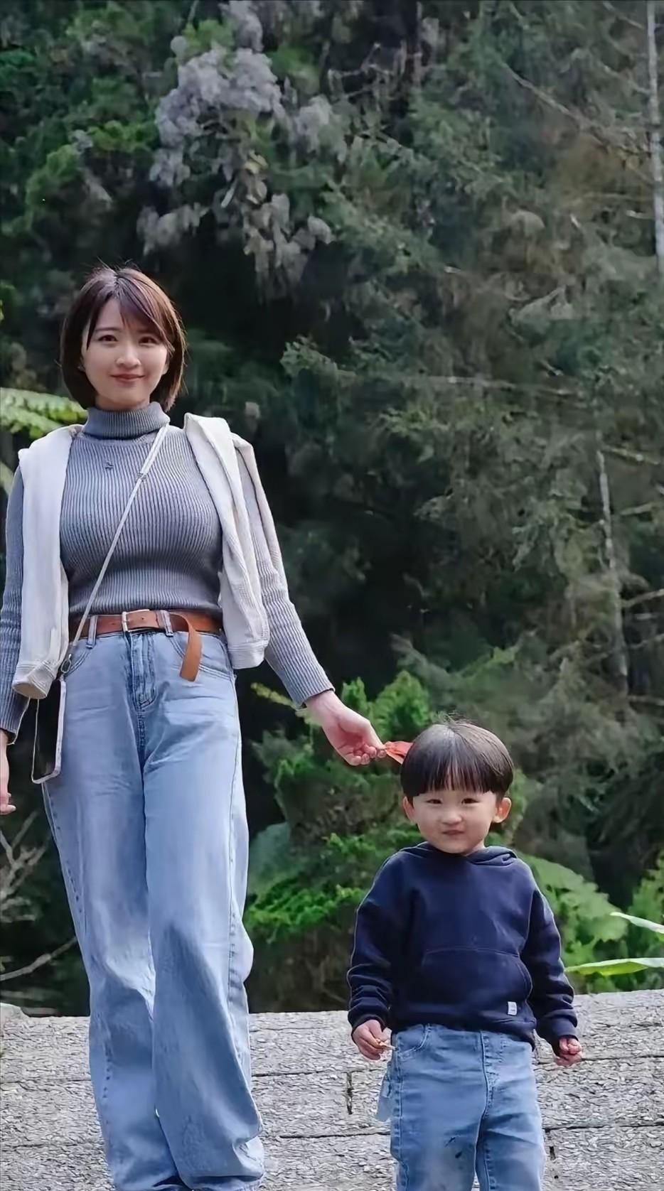 这孩子的爸爸一定有过人之处吧？儿子是幸运宠儿爸爸是个好人爸爸像爺爷带爸爸吃