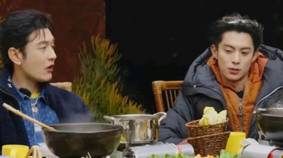 黄先生没有秃顶！只是随着年龄的增长变得稀疏了毕竟他都48岁了王鹤棣倒