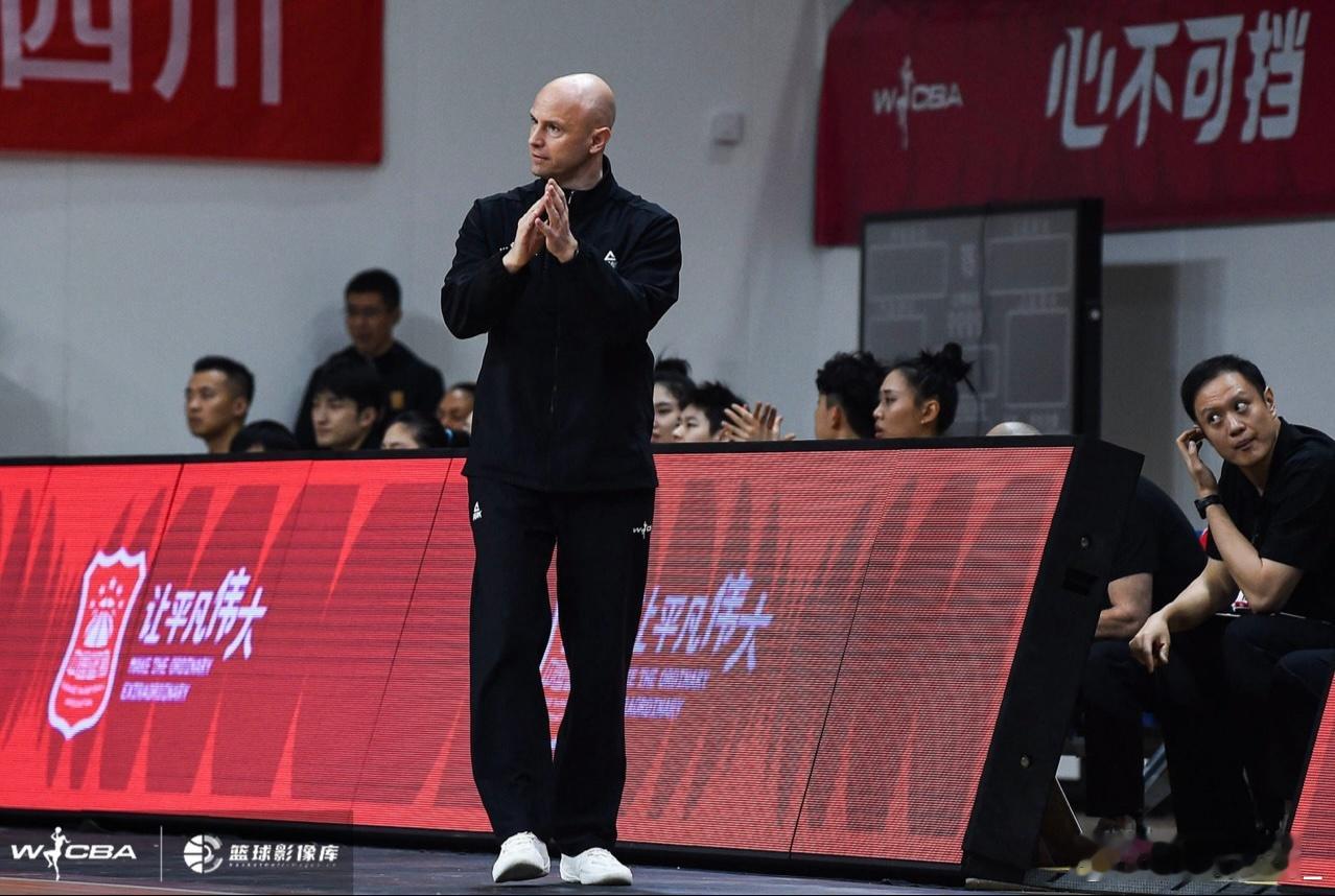 【自贡副市长陈张铭亲临南京督战WCBA半决赛】在刚刚结束的一场WCBA季后赛半决