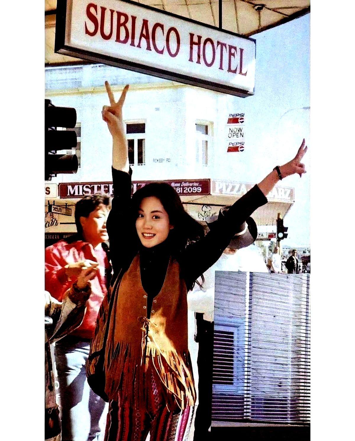 看到王菲这张美国留学的老照片了吧？那时候她一个人跑那么远，就是想亲眼看看外面的世