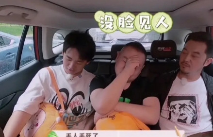 有一次，胡可幸灾乐祸地笑着问到岳云鹏和郭麒麟：“你们在演出的时候，会不会忘词儿啊