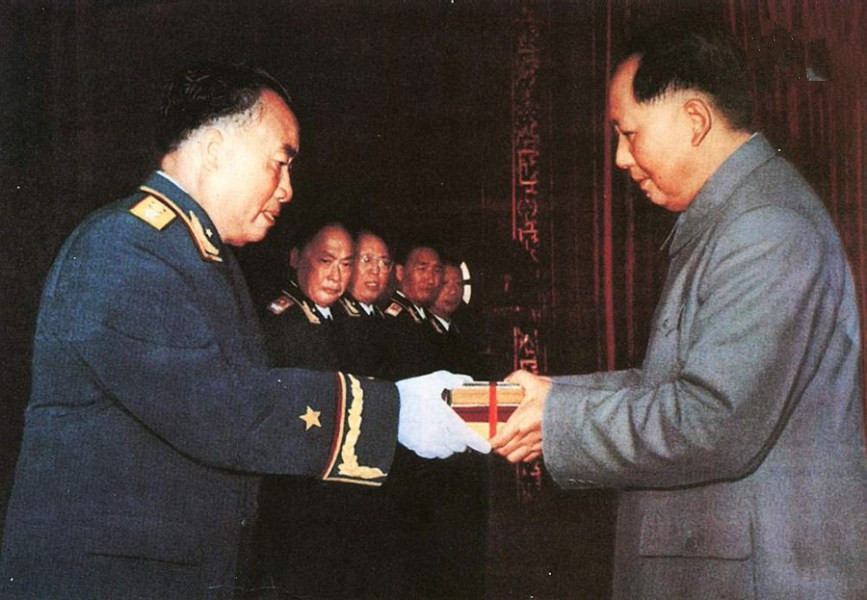最神圣庄严的时刻，毛主席给朱老总授元帅衔，后面几位元帅的表情尤其是陈毅元帅，十分