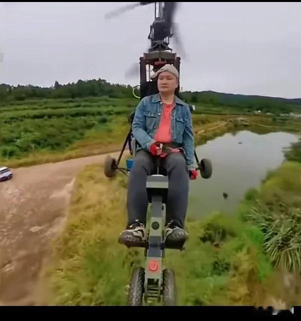 唐飞机直播坠机现场，惨不忍睹，据说飞行中桨叶突然碎裂，身体被碎片切割，最后起火被
