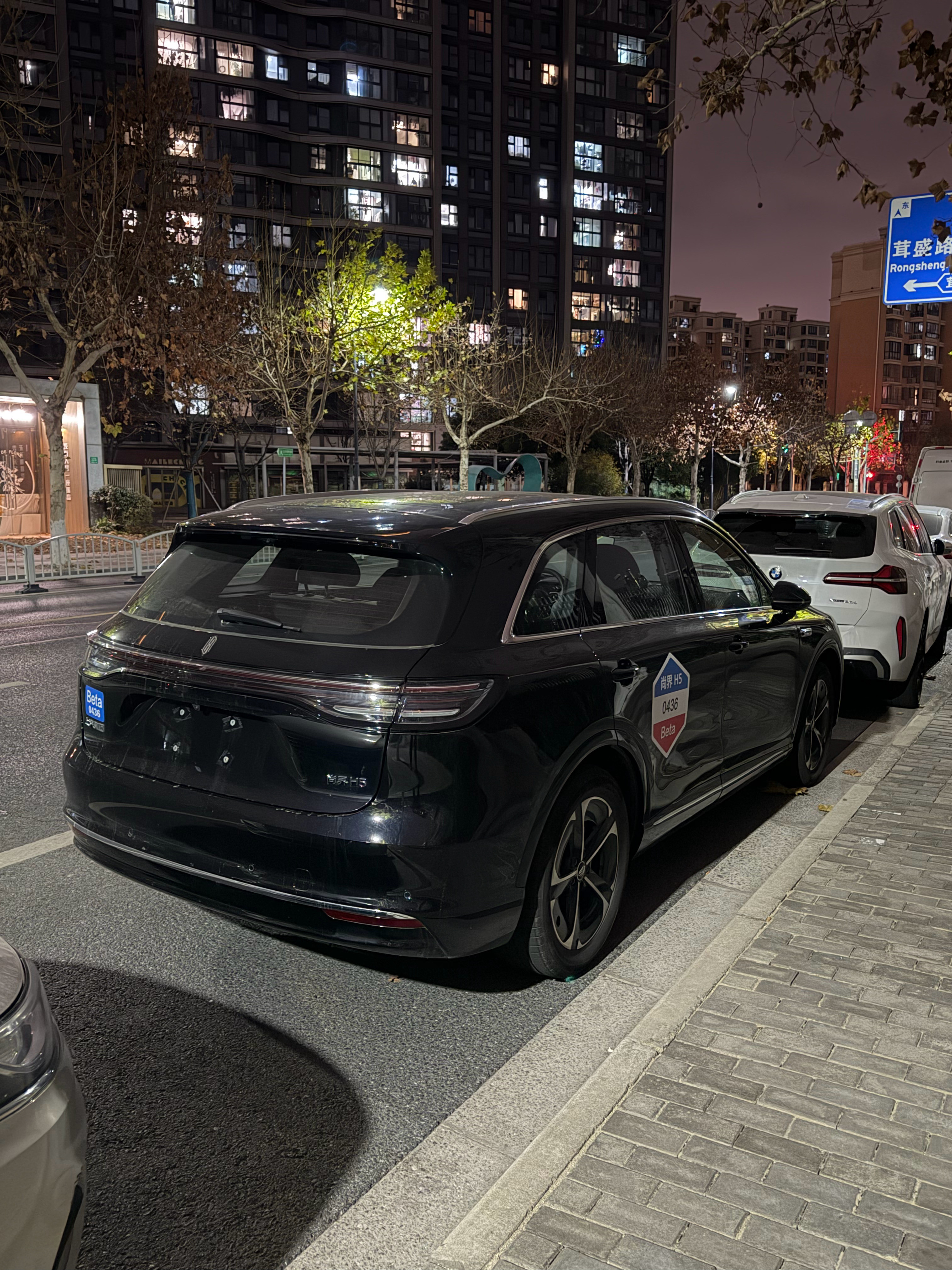 路边偶遇一台尚界H5的路测车大家认真点评这台车的颜值。至少车尾要比前面的白色友商