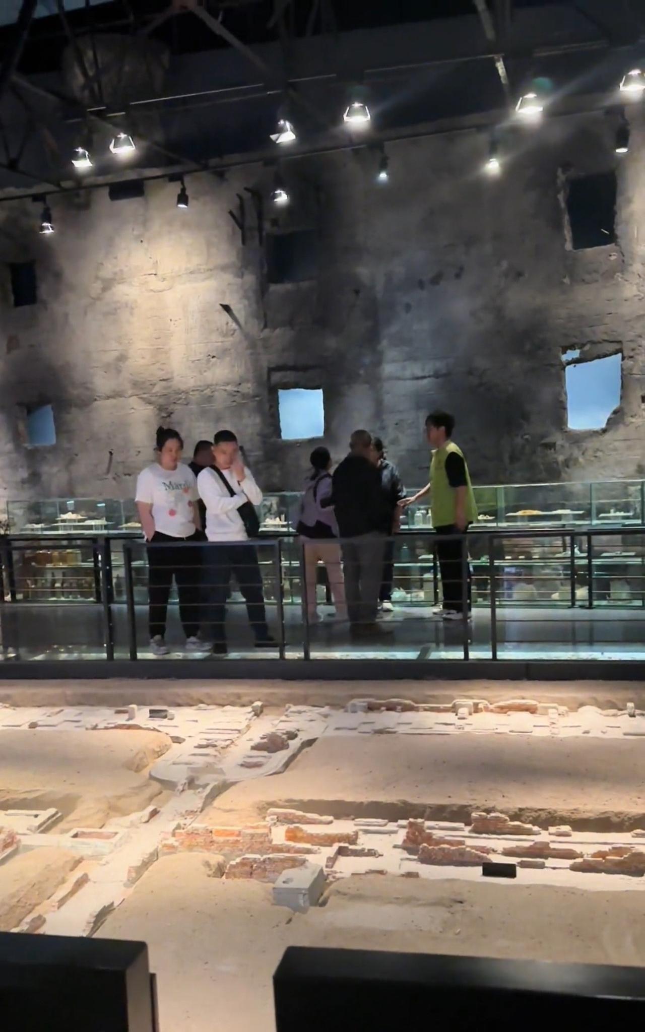哈尔滨731遗址，5月24日，刺耳的笑声打破了凝重的氛围。那天，一位身着