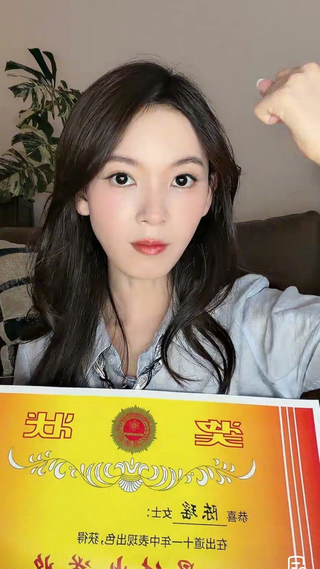 陈瑶出道11周年直播被瑶妹的十一连拍饭撒萌晕啦不知不觉出道11周年了，祝妹妹未