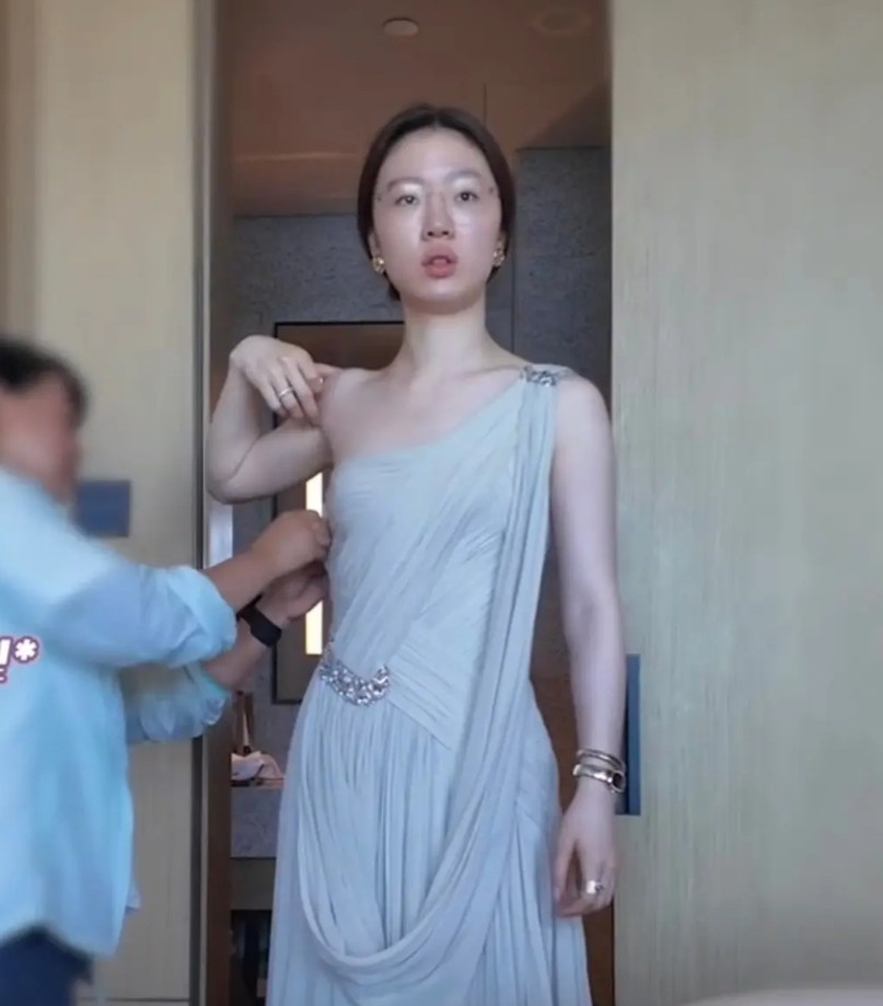 没画妆的单依纯，这跟隔壁普通的上班族似乎没啥区别。