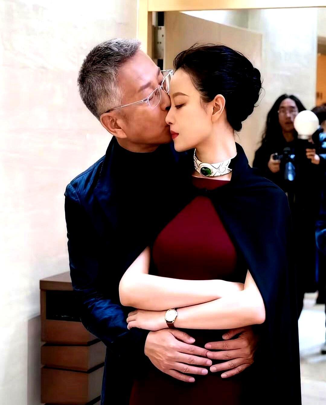 没他的戏。但陈道明就蹲在监视器后面。五月横店，棚里闷得像蒸笼。《庆余年3》