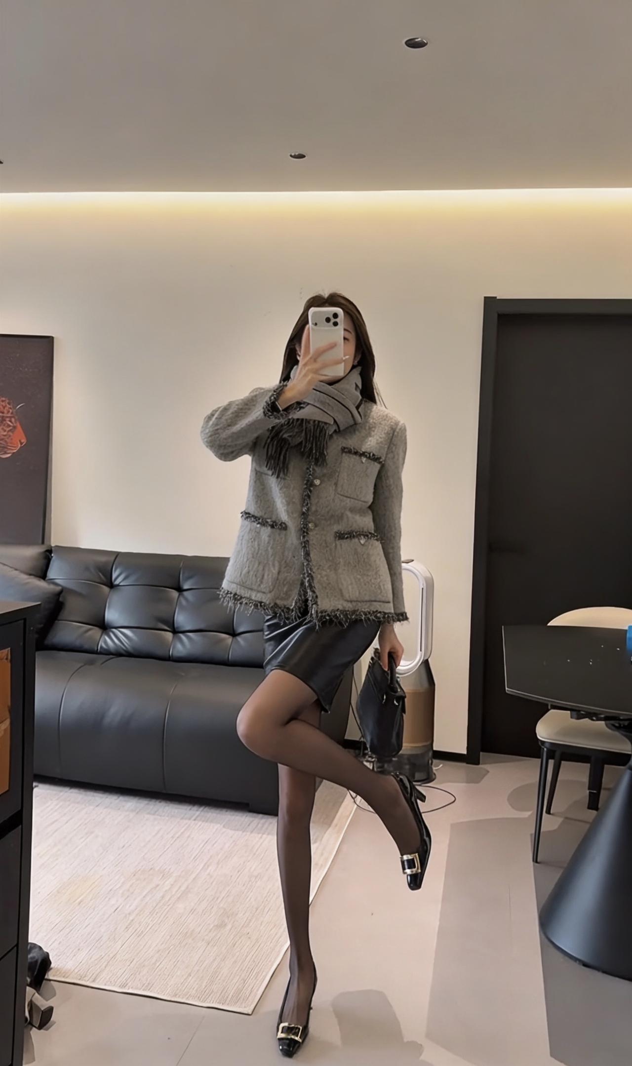 正常穿搭推荐，无不良引导。今天这套是小香风+酷感皮裙的混搭，精致又不失利落感