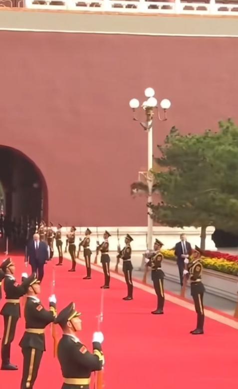 2025年9月的那个阅兵红毯上，白俄罗斯总统卢卡申科的儿子尼古拉，一个下意识的小