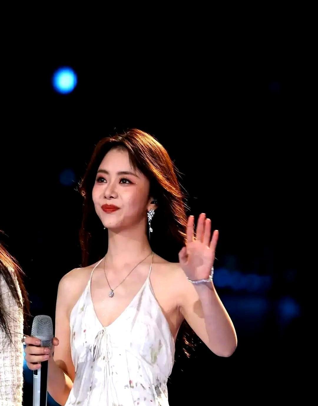 谭松韵的蝴蝶骨，能划伤人。跨年晚会她一转身，我后背发凉。那感觉不对。不是瘦