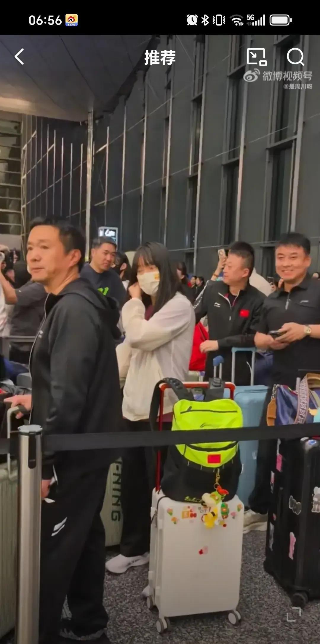多哈世乒赛结束国乒团队载誉而归终于看到了王皓指导的笑容，机场和马琳指导热聊，肖
