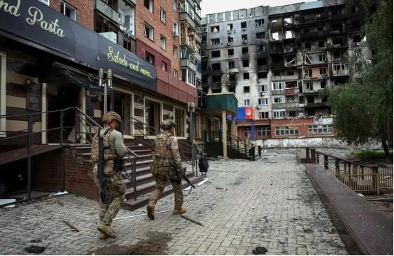 俄罗斯终于打下了红军城，这相当于把一盆凉水泼在了美西方的头顶上，这盆凉水也浇醒了