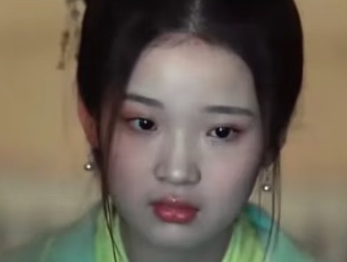 张淼怡状态我的天啊啊啊，这女的到底是谁啊？？？张淼怡？？？是那个拍红楼梦被说丑的
