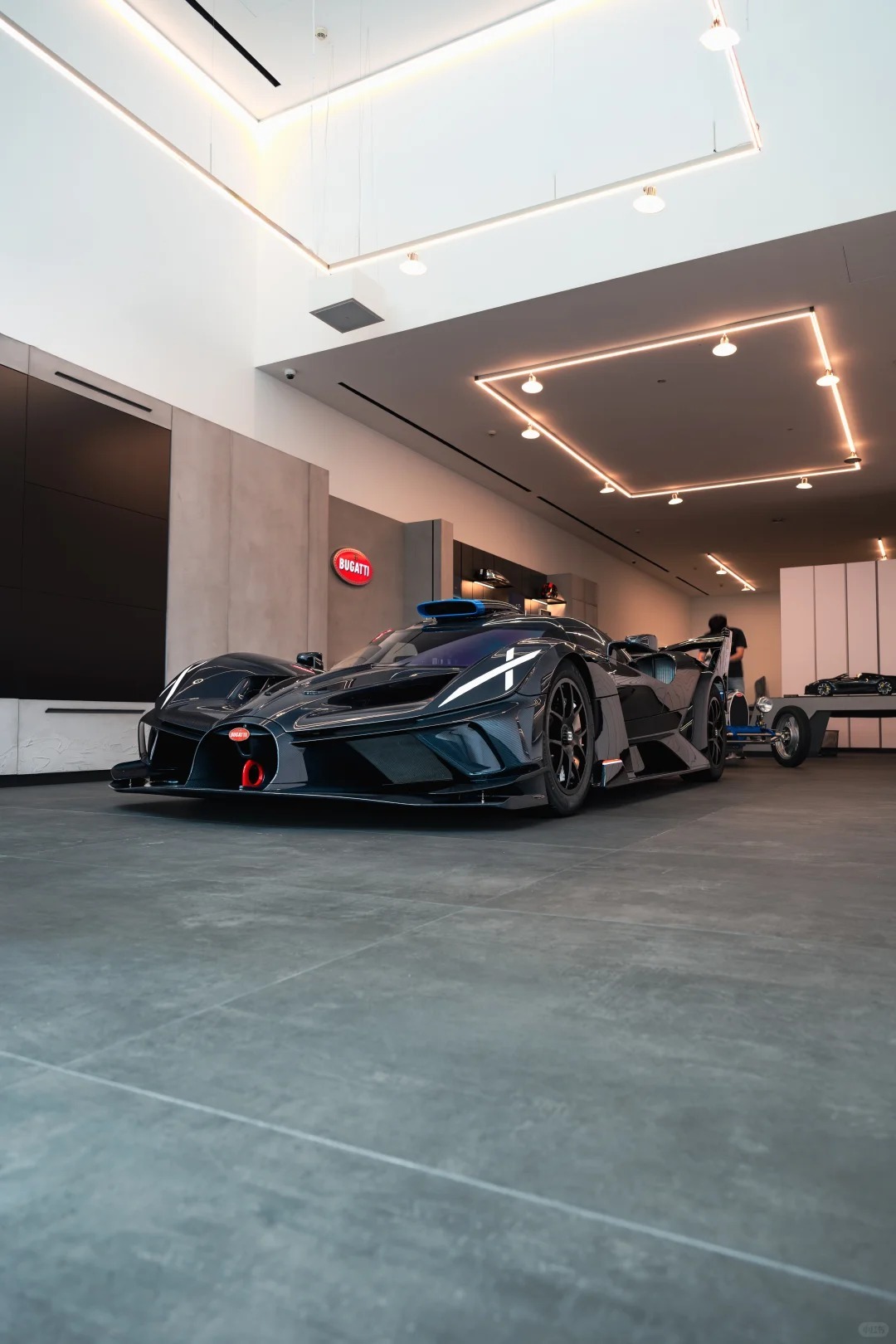 不简约也不简单的裸碳布加迪Bolide，夯爆了绝美车片