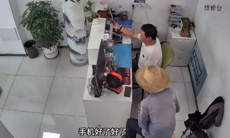 看哭了！湖北黄冈，一位老人拿着离世仅21天儿子的旧手机，蹒跚来到手机店请求维修。