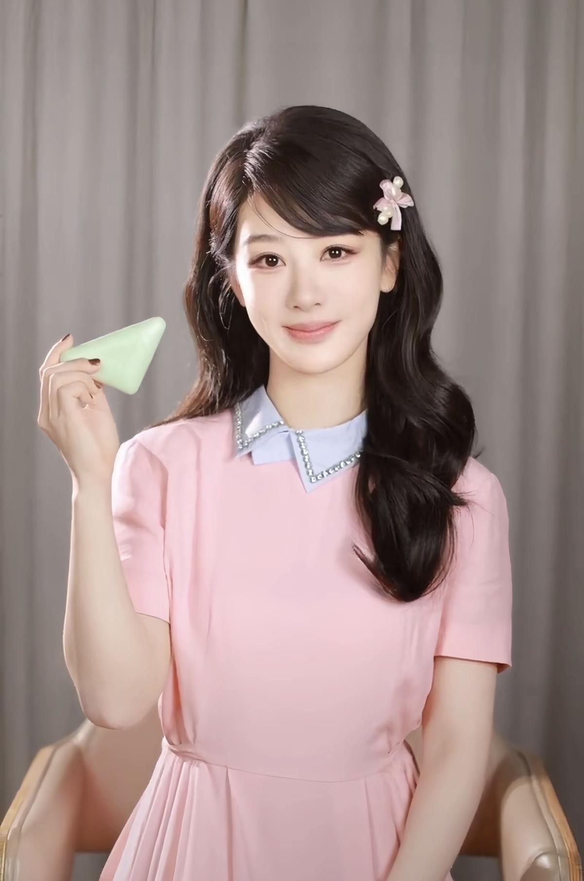 紫妹，你真的很适合普拉达和华伦天奴，这两个品牌你穿都比模特好看10倍颜值