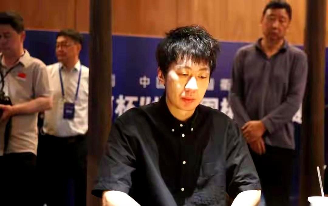 党毅飞赢了烂柯杯，分数直接冲上国内第二。柯洁被踩了一脚，八年没这么近了。没人