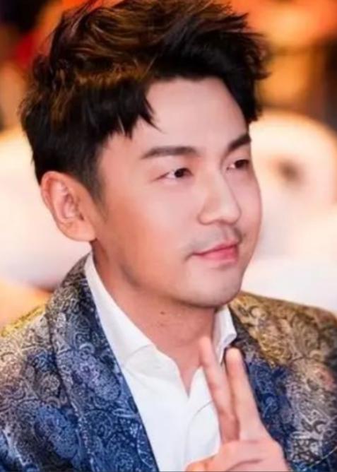 [点赞]雷佳音拍完戏回家后，见到家里清锅冷灶，妻子冷眼相对。他问妻子翟煦飞：“