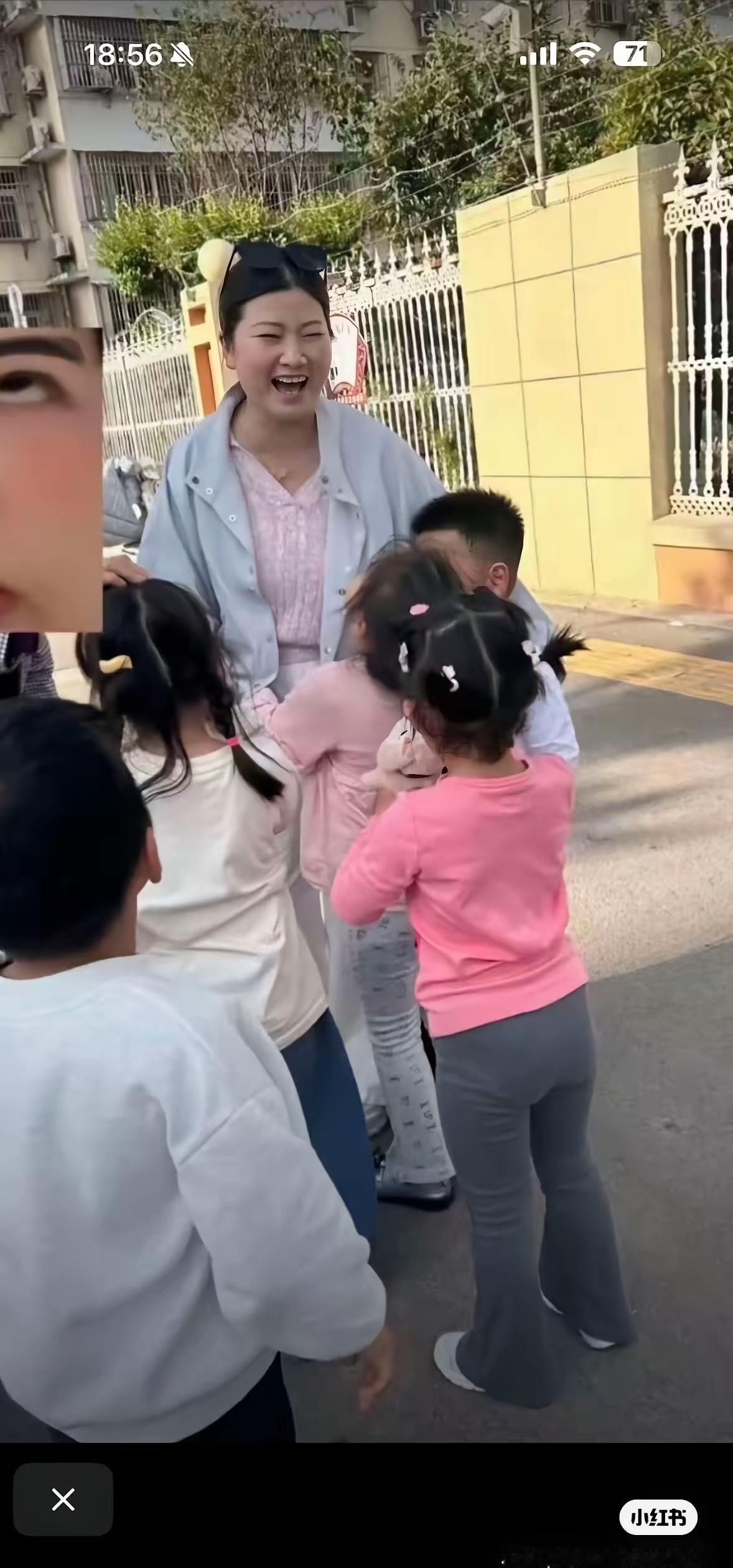 江苏某幼儿园老师陈某，人长得端庄大气，看起来和蔼可亲，但是干的事却一点不端庄大气