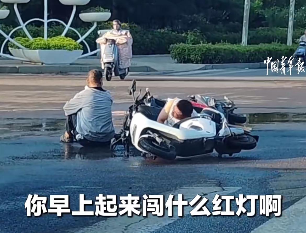 小伙骑电瓶车和骑车闯红灯的大爷相撞，大爷倒地晕过去了，醒来不说话的大爷直接让小伙