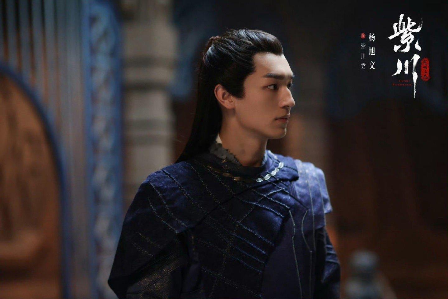 杨旭文的骨相完全长在中式审美上，立体五官搭配挺拔仪态，既能驾驭少年将军的英气，又