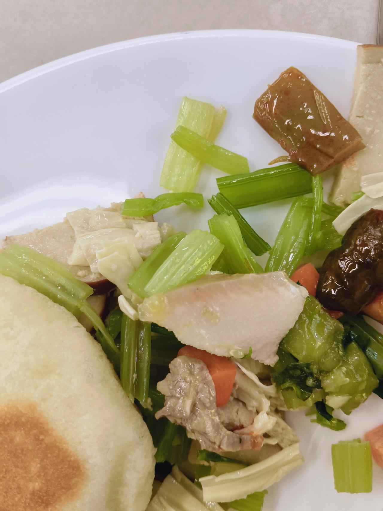 早晨去食堂吃饭，罕见有一道小菜叫猪头肉拌黄瓜，当时感觉腻了一下，你一大早晨起床，