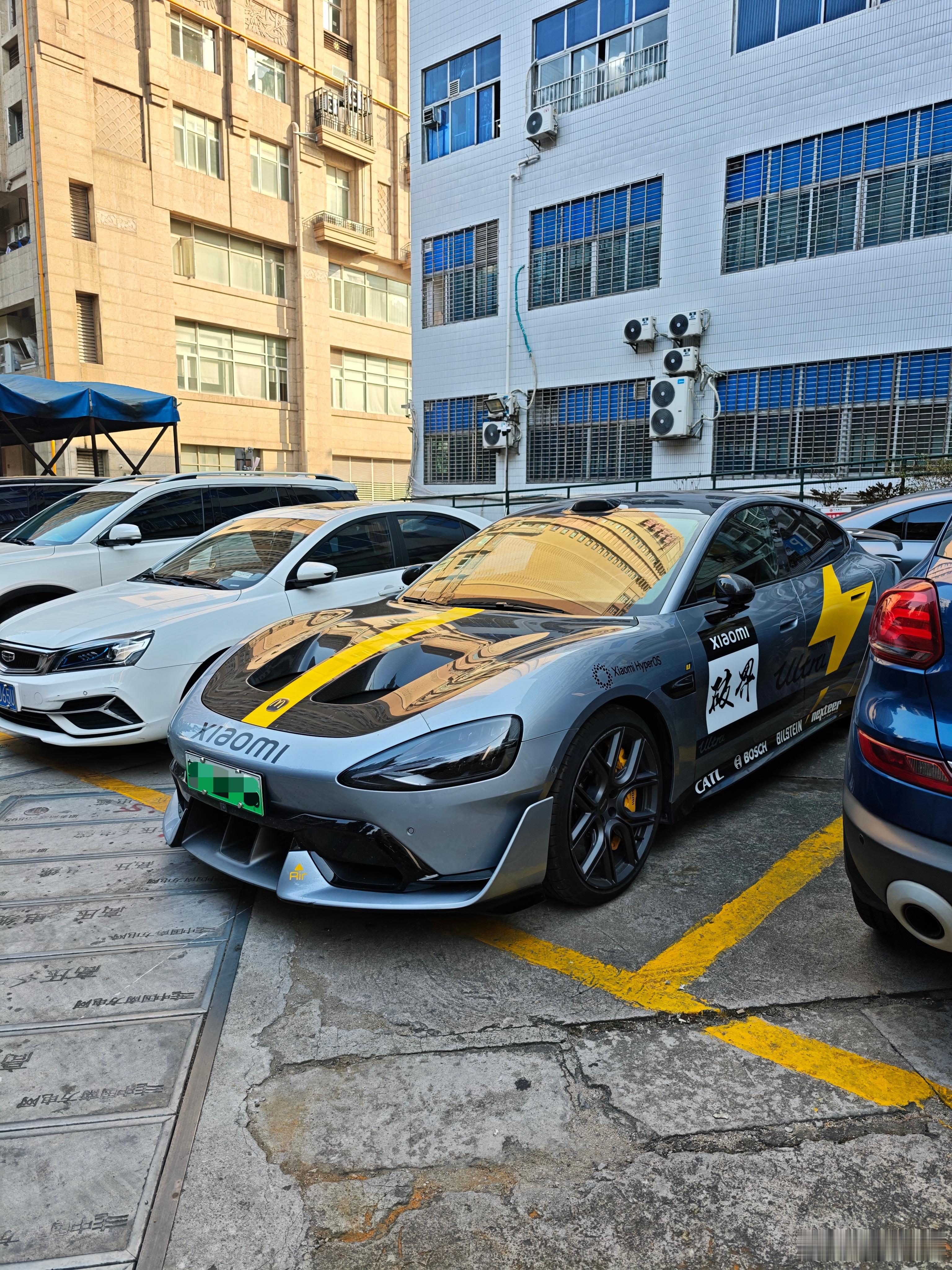 这台小米SU7Ultra终于上牌了，这改装有点嚣张啊！