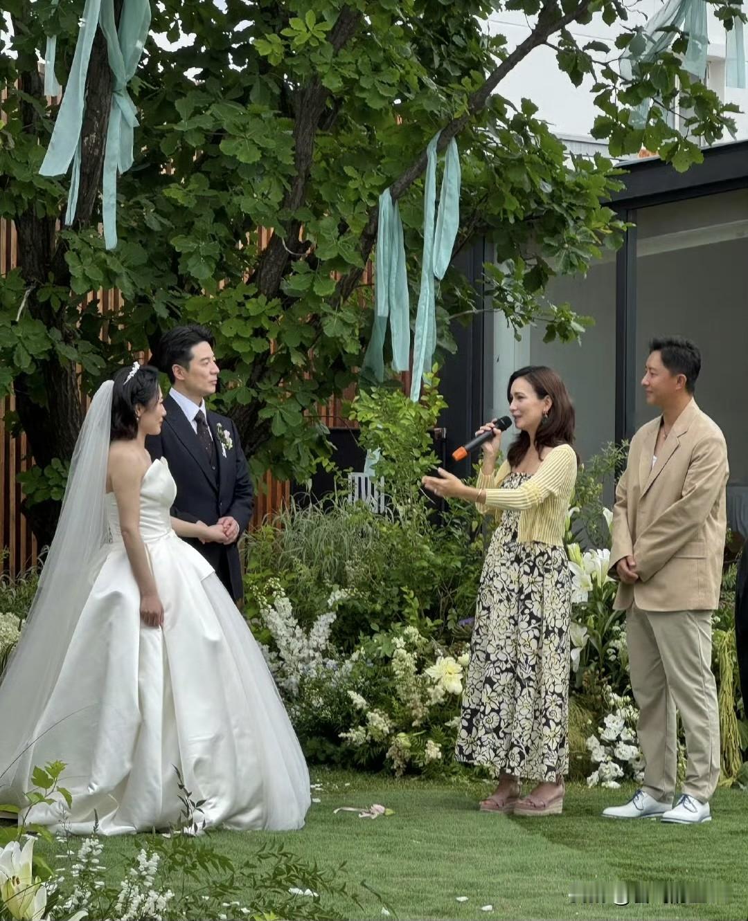 韩庚的老婆卢靖姗，孕肚已经很明显，应该有5个月了，两夫妻参加好友的婚礼，温馨和谐