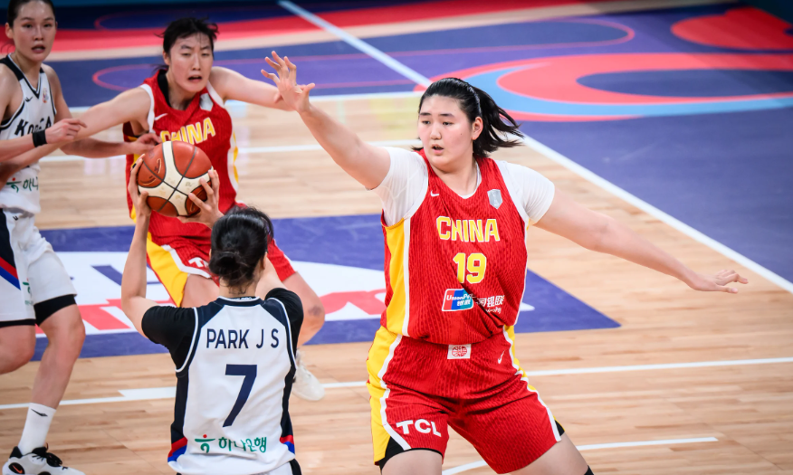 中国女篮主帅宫鲁鸣真是太紧张了！在今天进行的中国女篮和尤文图特队的第二场热身赛中