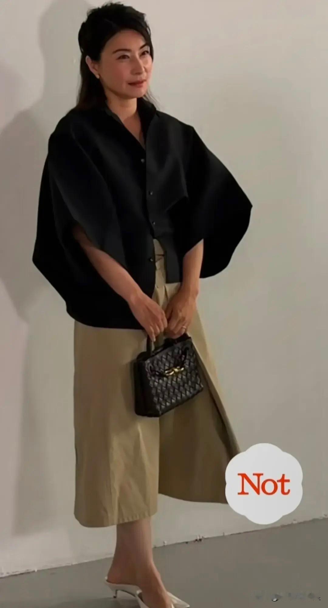 郭晶晶真的不太适合打扮！这身衣服说实话一点也体现不出她的美，太过于肥大，同时