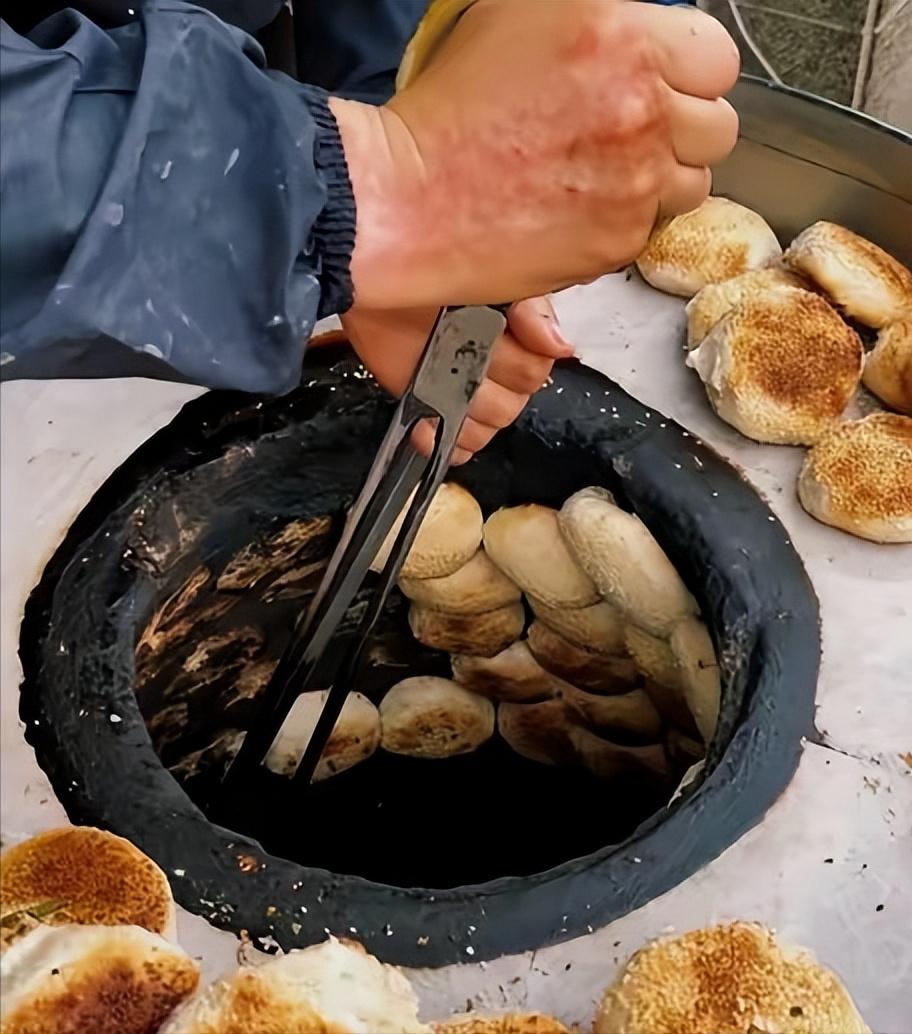 郑州一小伙隔夜烧饼没加热直接吃，几小时后进了ICU！28岁的小伙，最近因为一顿隔