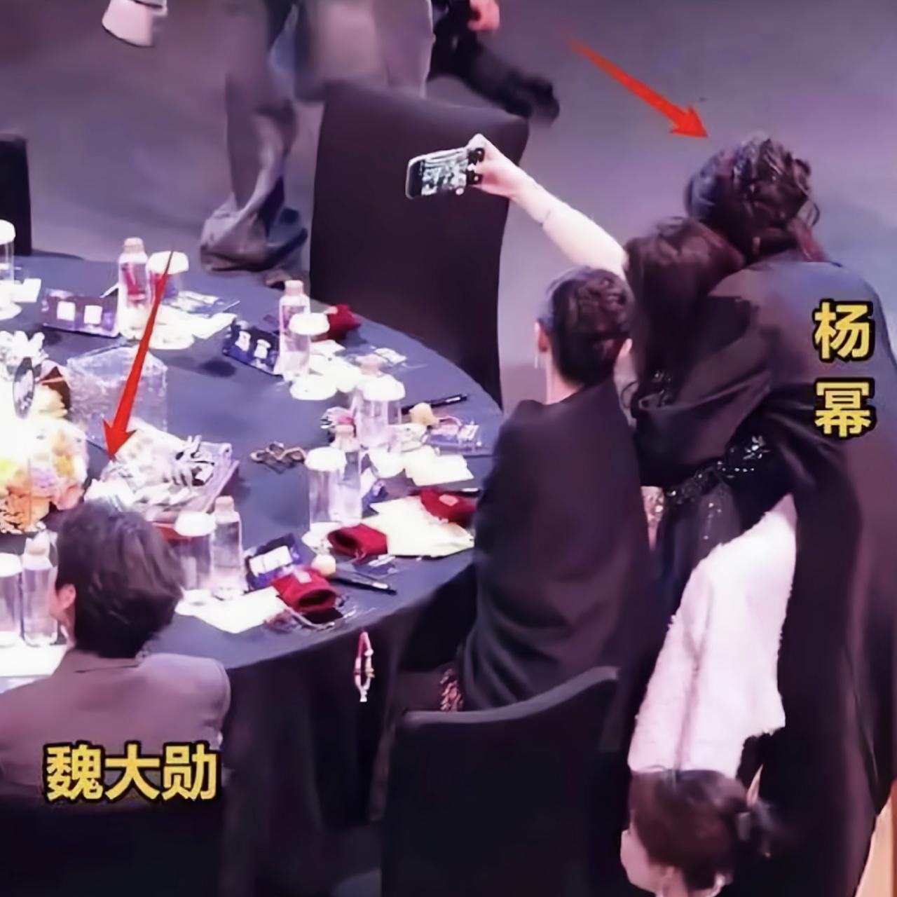 我敢说不止我一个人发现了，大家也发现了，尖叫之夜，杨幂和小酒窝合影的时候，与