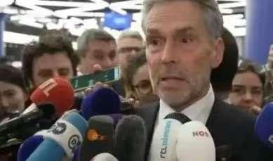 荷兰突然卡住中国芯片厂脖子，中国没吵没闹就让欧洲车企承压，这事还真不是吓唬人。