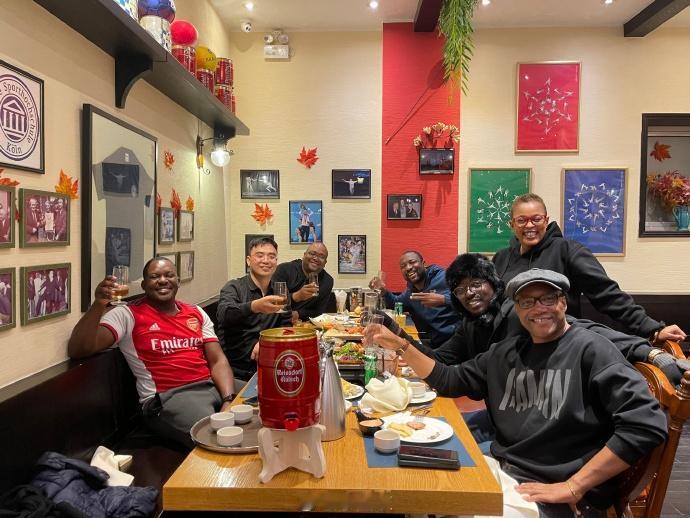 中国在非洲的生意越来越大，往来人口也越来越多。就如中国人在非洲常年有300多万