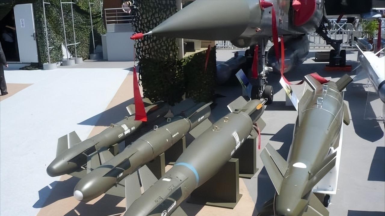 俄罗斯这次迎来了重大威胁，法国向乌克兰提供了精确制导航空炸弹，最大重量达到了10