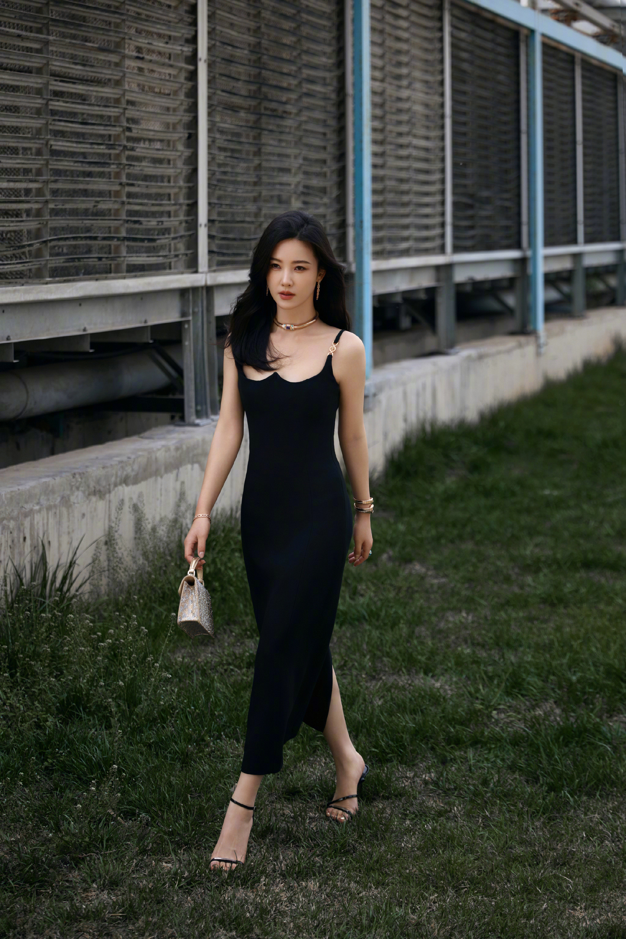 杨子姗，吊带黑裙穿搭，冷脸港风姐姐真美。杨子姗