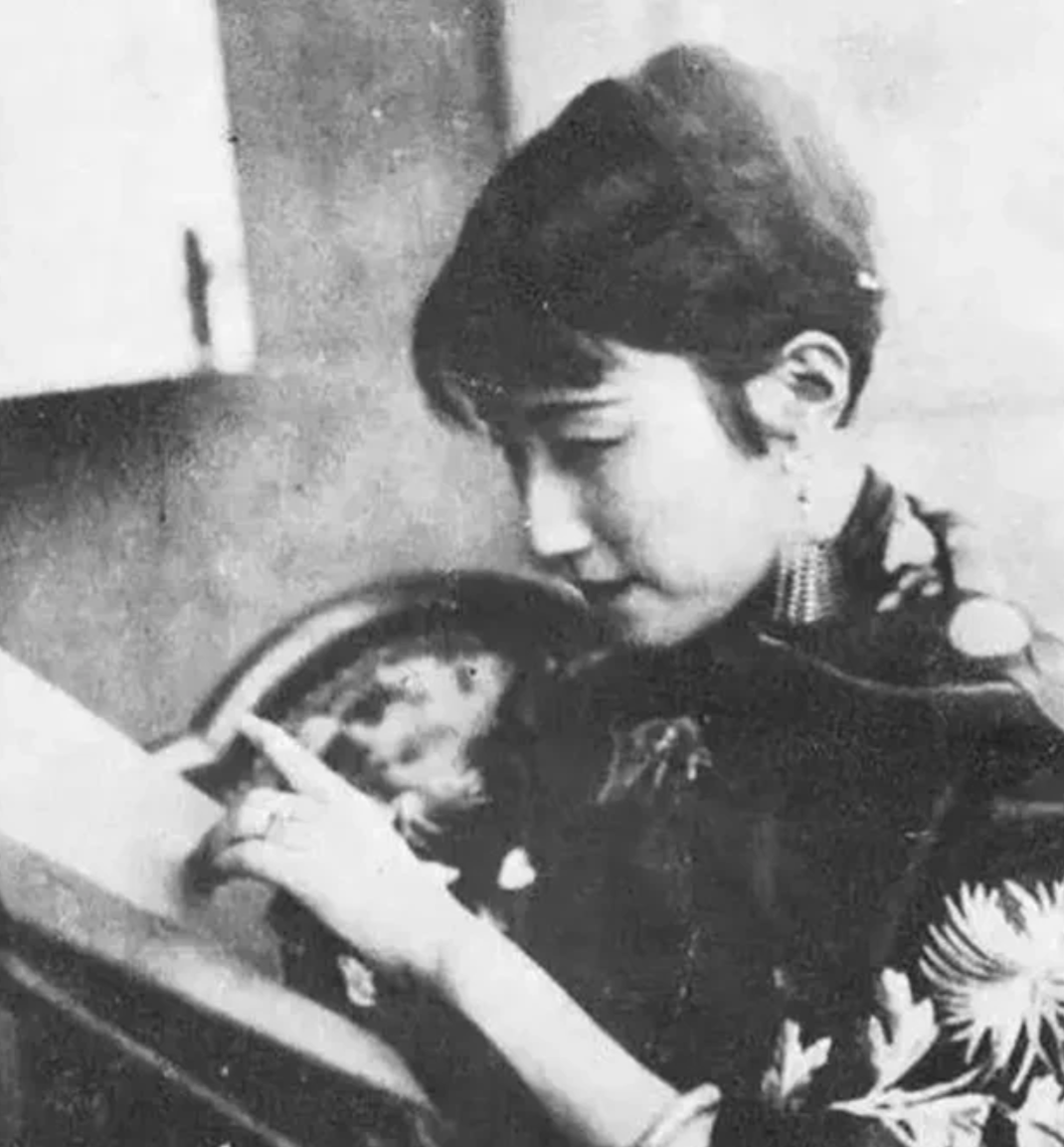 1961年，陆小曼穷得吃不起鸡蛋时，将唯一的貂皮大衣卖掉，买来几斤大闸蟹，请3个