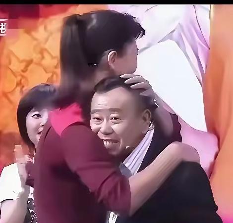 潘长江与闫学晶均是我国著名的喜剧表演艺术家，在艺术生涯中，两人曾多次合作，配合默
