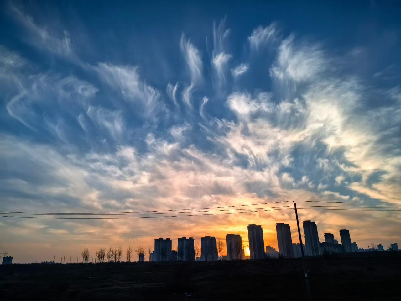 城市天际线下的黄昏，云彩如梦似幻，静谧而美丽。