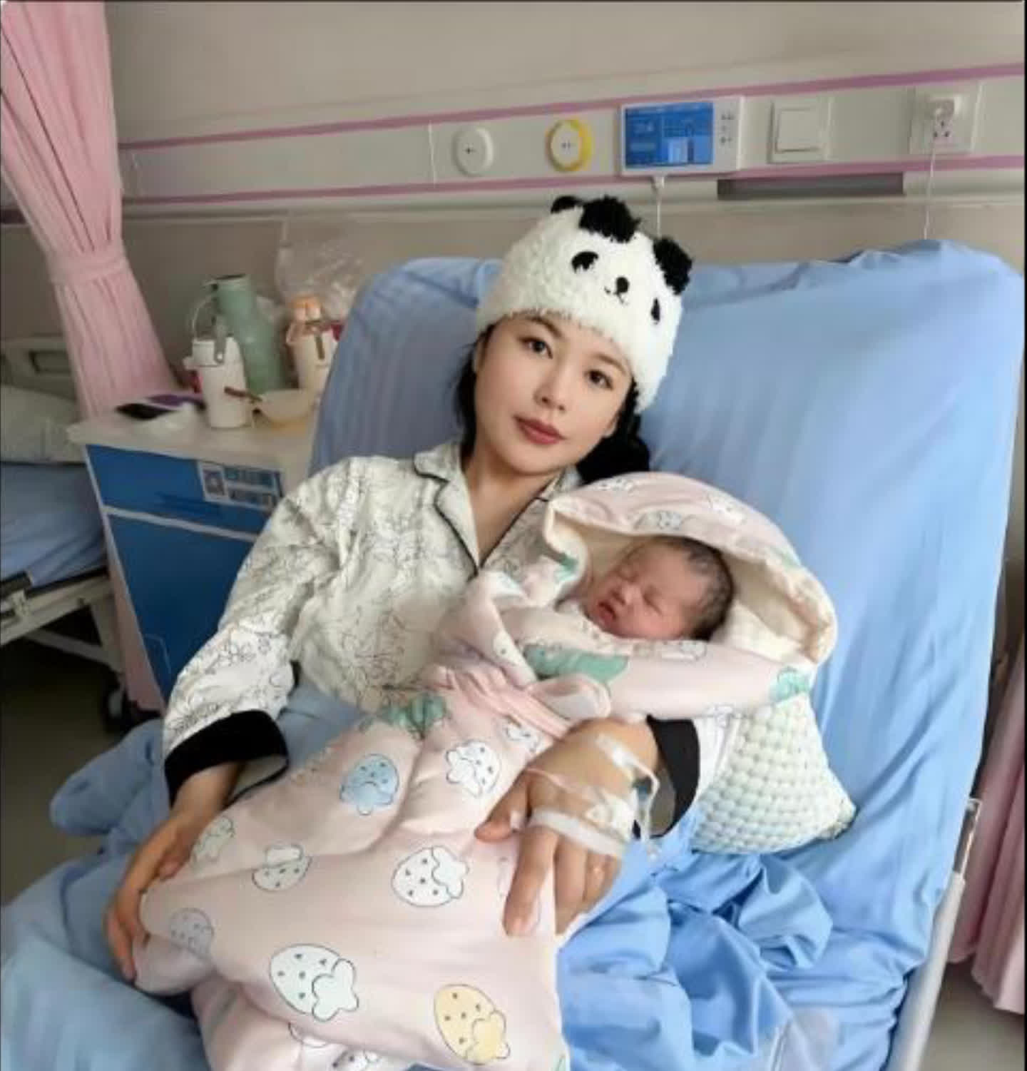 我女儿生了个男孩，我去照顾她坐月子。女儿的公公婆婆当着我的面给了女儿2万元。等亲