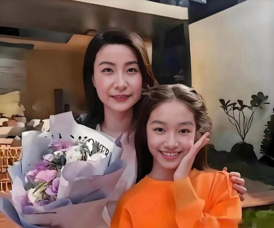 郭晶晶大女儿霍中妍颜值火出圈！简直是奶奶朱玲玲的“颜值复印机”，完美继承港姐基因