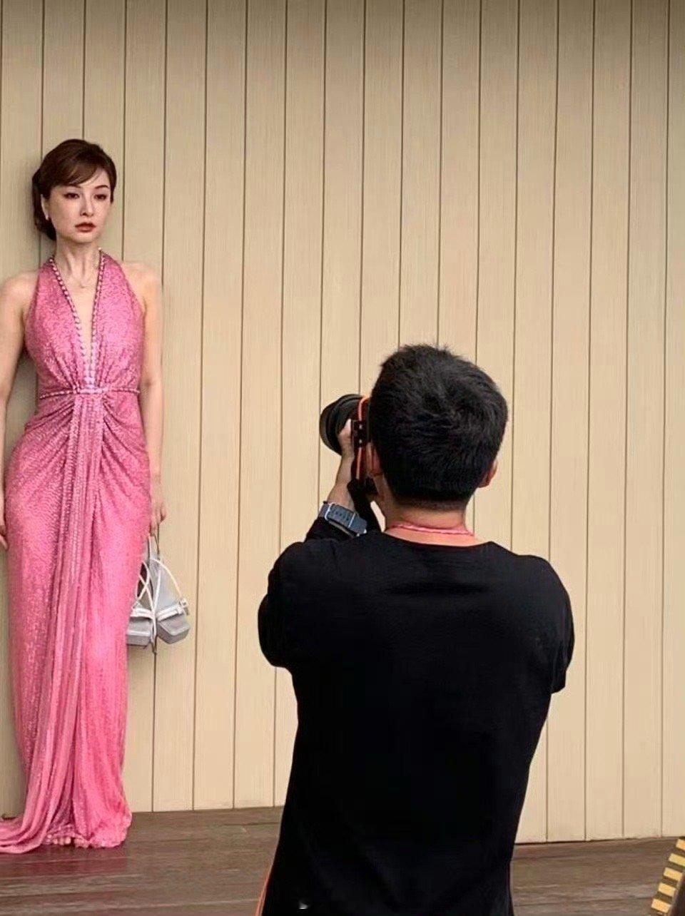 吴昕V到腰了吴昕把裸色深V裙穿出了新高度！V领到腰的设计超显身材，薄纱材质自带