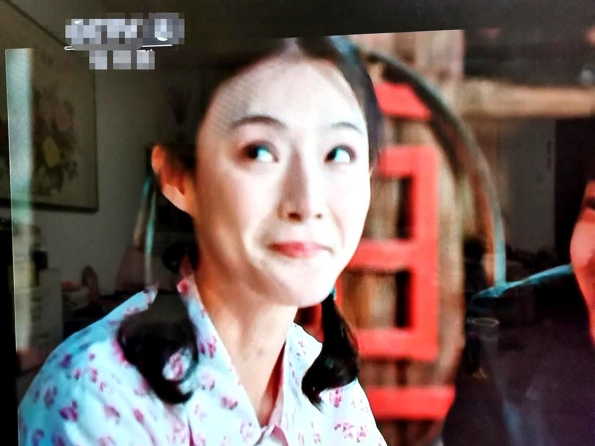 年代剧最怕穿帮，一秒毁剧情！张黎拍的《依依向北风》里，姑娘们脸上白粉红唇，亮