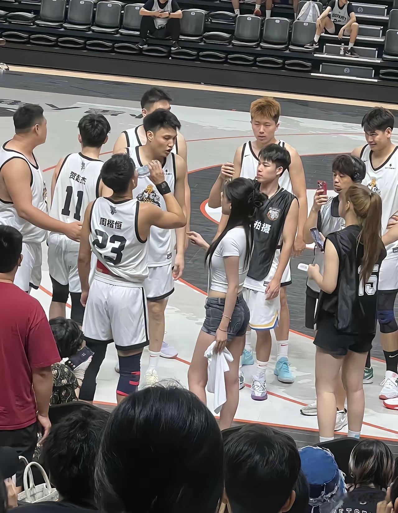 这俩女的什么角色啊，球队经理吗