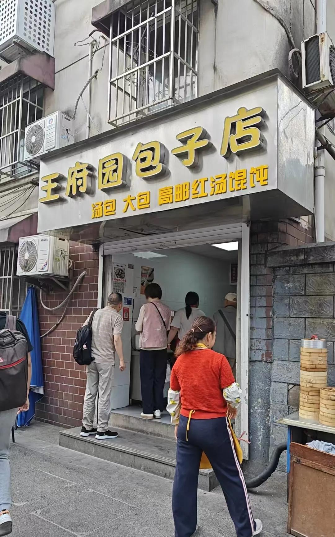 我是故意找了一条背街，住在了距离夫子庙景区步行半个多小时，华住会旗下快捷酒店宜必