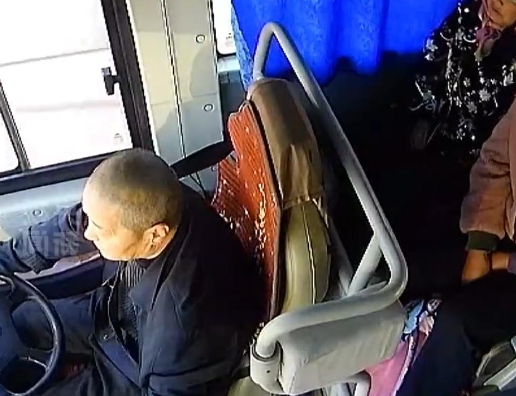 4月6日早上7点多，京藏高速宁夏段，56岁的同心县司机周岐红，正开着客车，载着4