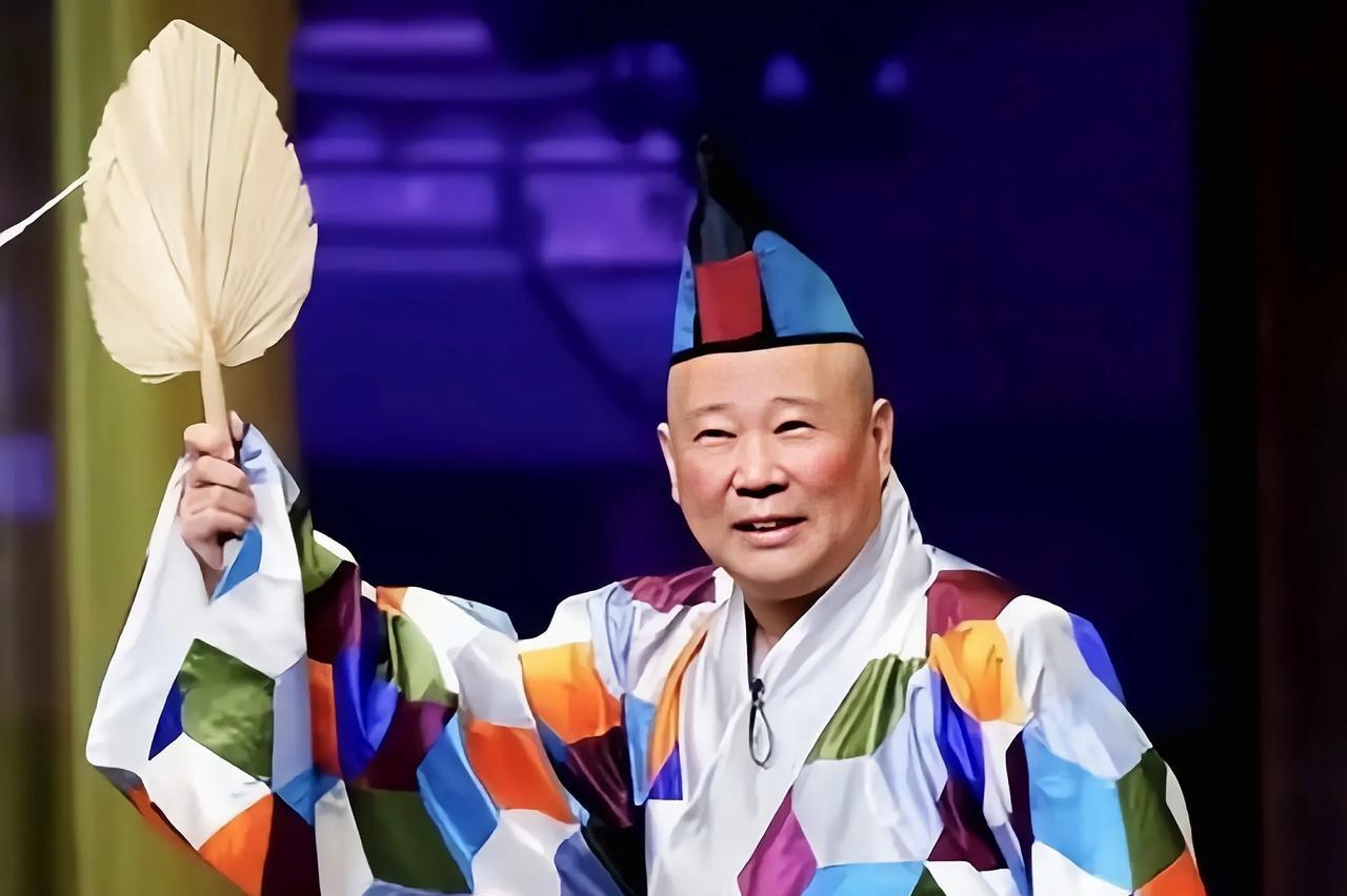 郭德纲老师的相声俗吗？曾经在某些人的带领下，曲协高举反三俗大旗，目标直指北京德