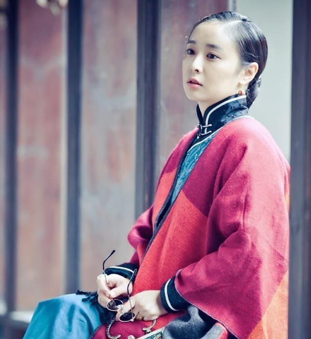 1912年，张作霖用马鞭狠抽张学良，夫人们纷纷跪倒为其求情，张作霖一瞪：“谁敢求